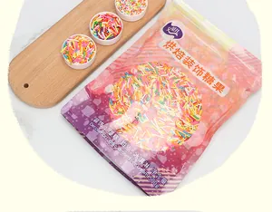 Primo piano di zuccherini colorati commestibili in sacchetto da 500g per dolci.