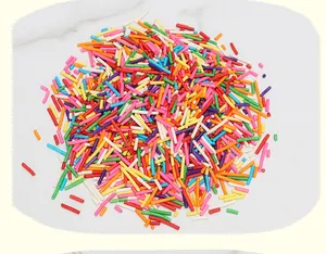 Vista ravvicinata di granella arcobaleno colorata per decorazione di torte e dolci
