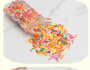 Dettaglio macro di zuccherini colorati commestibili per decorazione di dolci