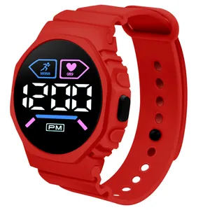 Vista dettagliata di un orologio digitale a LED sportivo rosso per uomo e donna.