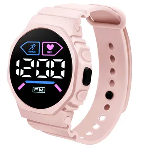 Vista macro del quadrante dell'orologio digitale LED rosa M1 con icone di ora e passi
