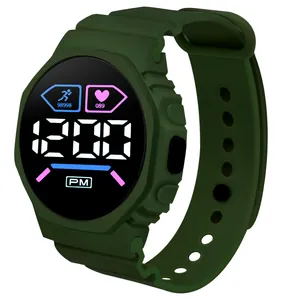 Primo piano dell'orologio sportivo M1 LED verde oliva con grande display digitale.