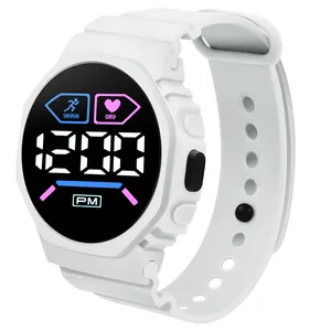 Primo piano dell'orologio sportivo digitale LED M1 bianco con display chiaro