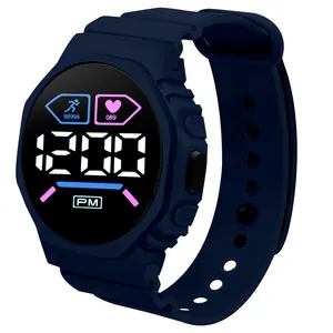 Primo piano dell'orologio digitale M1 LED blu navy con display di passi e frequenza cardiaca