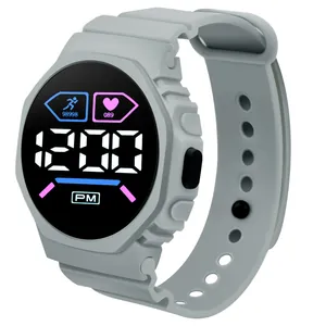 Vista dettagliata dell'orologio sportivo digitale LED grigio con contapassi.