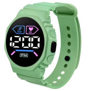 Primo piano dell'orologio sportivo digitale LED M1 con cinturino in silicone verde