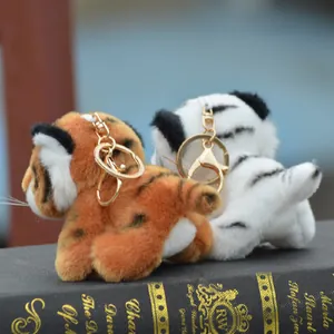 Vue arrière de porte-clés en peluche tigre orange et blanc avec fermoirs métalliques d'or