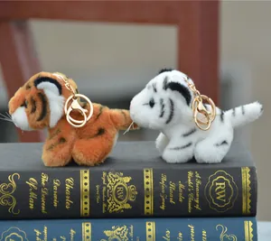 Vue détaillée de deux mignons porte-clés peluche tigre sur livres