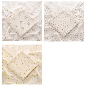 Couvertures d'emmaillotage en mousseline de coton double couche à fleurs vintage.