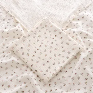 Détail macro du lange en mousseline de coton doux à double couche avec motifs de fleurs
