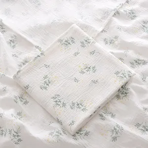Gros plan sur une couverture d'emmaillotage en mousseline de coton pour bébé