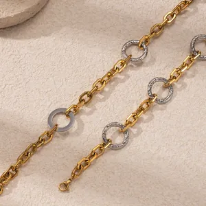 Dettaglio macro di collana a catena a maglie miste bicolore in acciaio inossidabile oro e argento
