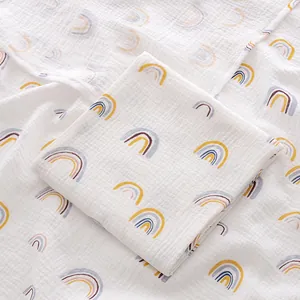 Texture détaillée du lange pour bébé en gaze de coton pur avec motif arc-en-ciel