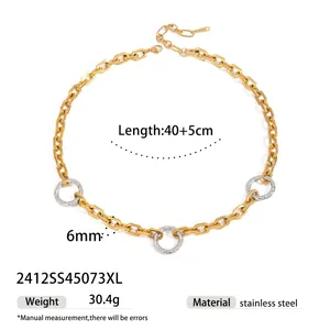 Vista dettagliata di una collana in acciaio inossidabile oro e argento con misure.