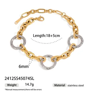 Dettaglio di una collana a catena in acciaio inossidabile bicolore oro e argento