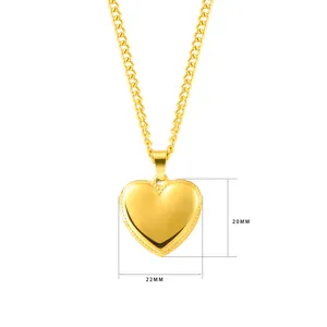Gedetailleerde macro-opname van gouden hartvormige hanger met 20 mm bij 22 mm afmetingen