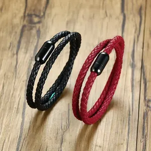 Gros plan de bracelets en cuir tressé double couche noir et rouge avec fermoirs en acier.