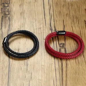 Vue détaillée de bracelets en cuir tressé à double couche rouge et noir pour hommes