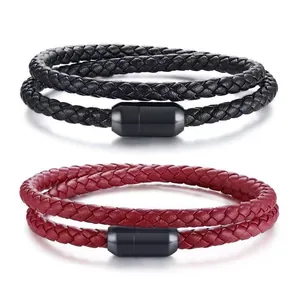 Détail de bracelets en cuir tressé double couche noir et rouge avec fermoir