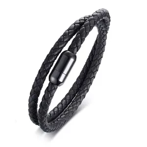 Détail d'un bracelet double en cuir tressé noir avec fermoir magnétique en acier.