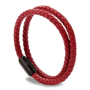 Bracelet de luxe en cuir tressé rouge double couche avec fermoir magnétique noir.