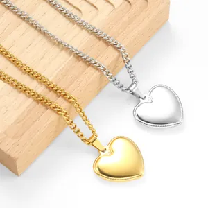 Detail van minimalistische hartvormige roestvrijstalen kettingen in goud en zilver.