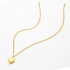 Elegante gouden roestvrijstalen ketting met een gepolijst hartvormig hangerdetail