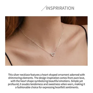 Elegante collana in argento 925 con pendente a cuore scintillante sulla modella