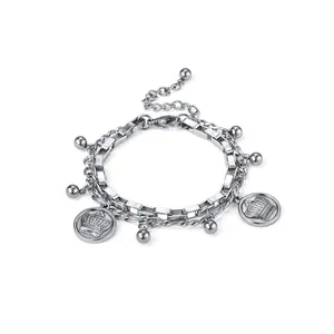 Vue détaillée du bracelet double couche en acier titane avec breloques couronne et perles.