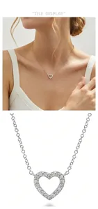 Primo piano di una collana con pendente a cuore in argento 925 con zirconi sintetici