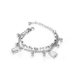 Vue détaillée du bracelet double couche en acier titane argenté avec pampilles