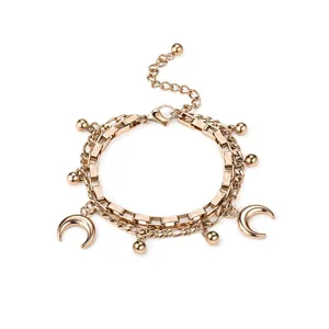Détail d'un bracelet en acier titane à double couche avec breloques lune et perle