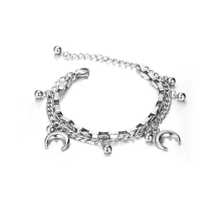 Vue détaillée d'un bracelet en acier titane argenté avec breloques lune et perles