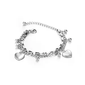 Vue détaillée du bracelet double couche en acier titane avec breloques en cœur