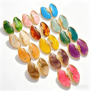 Boucles d'oreilles minimalistes en résine colorée irrégulière avec bords dorés élégants