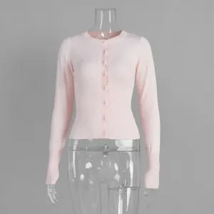 Dettaglio ravvicinato di un cardigan in maglia rosa chiaro slim fit con bottoni frontali