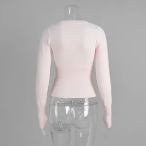 Vista posteriore dettagliata di un cardigan in maglia rosa slim fit a maniche lunghe.