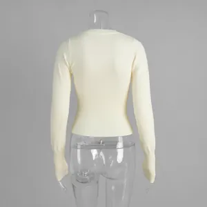 Vista posteriore di un maglione in maglia crema slim fit con dettaglio a coste.