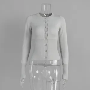 Vista dettagliata di un cardigan grigio chiaro a costine slim fit a maniche lunghe