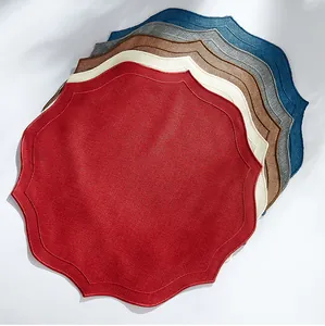 Sets de table élégants en coton lin festonné avec bordures brodées de diverses couleurs.