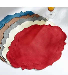 Sets de table élégants en coton lin avec bords festonnés et détails brodés raffinés