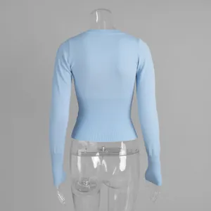 Vista posteriore di un cardigan in maglia azzurra slim fit con bordo a costine fini