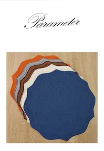 Vue détaillée d'un ensemble de sets de table en lin brodés colorés à bords festonnés