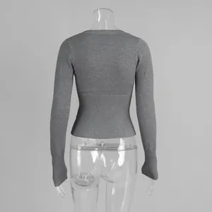 Vista posteriore di un maglione grigio a maglia slim su un manichino trasparente