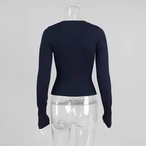 Vista posteriore dettagliata di un cardigan in maglia blu scuro slim fit da donna