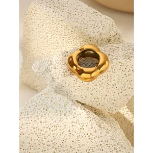 Vue détaillée d'une bague géométrique évidée en or sur une pierre blanche