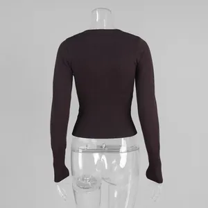 Vista posteriore di un cardigan in maglia marrone scuro slim fit per donna, autunno