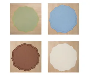 Vue détaillée de quatre sets de table en coton et lin festonnés colorés sur bois