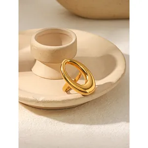 Gros plan d'une bague ovale géométrique avec finition en or 18 carats poli sur acier