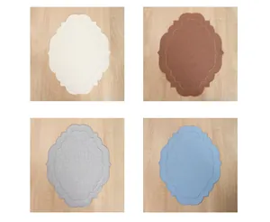 Sets de table en lin brodés assortis en quatre couleurs élégantes sur bois